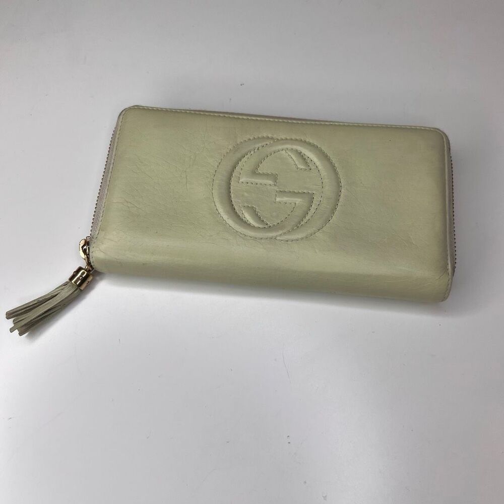 Gucci Soho leather zip-around wallet featuring an embossed Interlocking G logo a - Picture 4 of 6